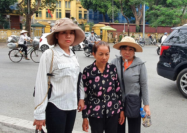 Bà Loan (giữa) cùng người thân ngóng chờ kết quả phiên giám đốc thẩm từ bên ngoài trụ sở TAND Tối cao.