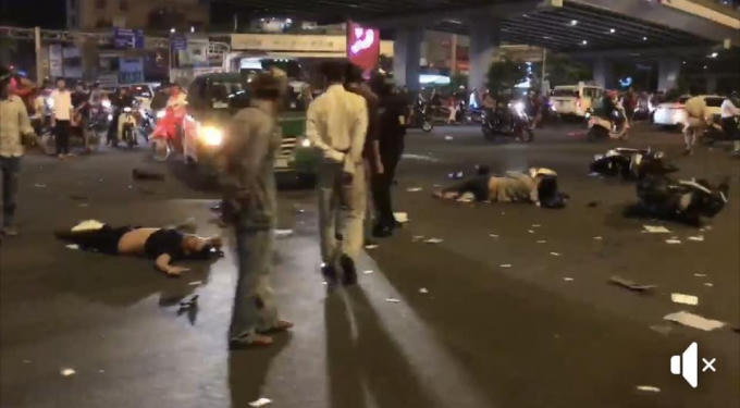 Người và phương tiện nằm la liệt trên đường. (Ảnh cắt từ clip)
