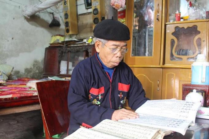 Ông Phùng Thế Vỵ mở tập tài liệu ghi chép đầy đủ về dòng tộc Dao ở Lãng Công.