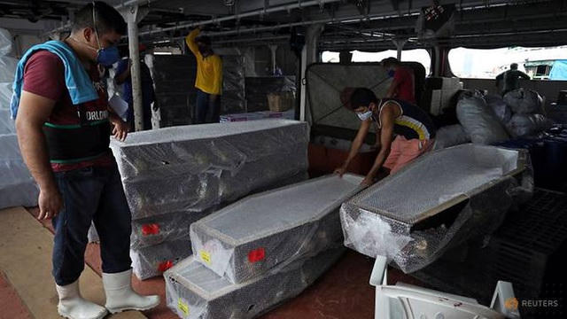 Các công nhân chuẩn bị quan tài ở Manaus, Brazil ngày 8/5 (Ảnh: Reuters)