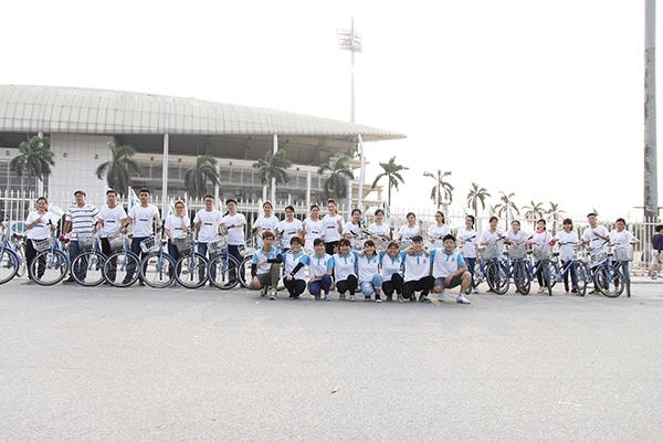 Các thành viên trong nhóm chuẩn bị cho buổi đẹp xe tuyên truyền bảo vệ môi trường