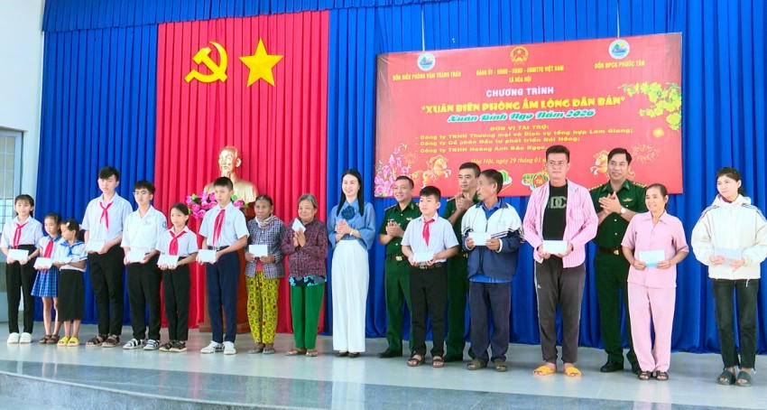 Đại diện cơ quan Ban Chỉ huy BĐBP tỉnh, lãnh đạo địa phương và chỉ huy các 02 đồn Biên phòng trao quà cho người dân và các em học sinh