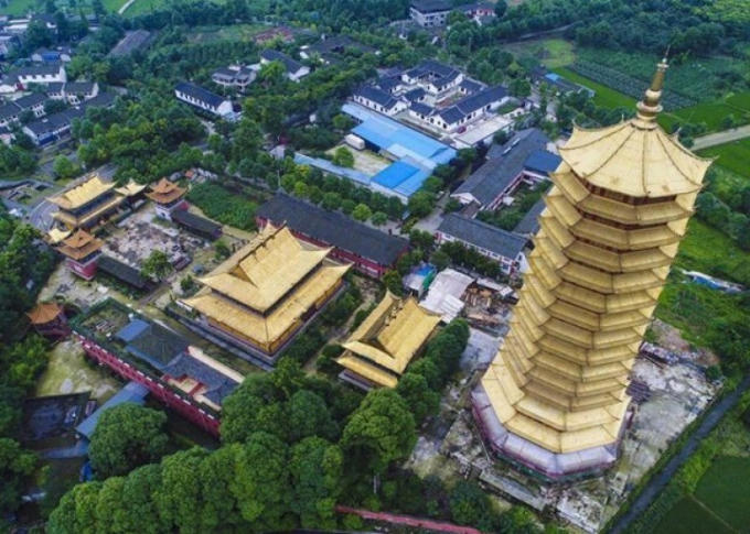 Toàn cảnh ngôi tháp trước khi gặp hỏa hoạn