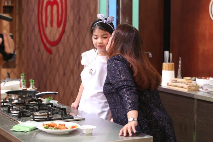 Khi chứng kiến Hiền Anh tjuwjc hiện món ăn của mình, giám khảo Tịnh Hải phải thốt lên: “Hiền Anh tuy có vóc dáng nhỏ nhắn nhưng khả năng nấu bếp thì không hề nhỏ chút nào”.