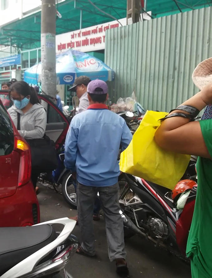Nhân viên gửi xe lấn ra lòng đường để hướng dẫn khách gửi xe khiến cảnh tượng nhốn nháo.
