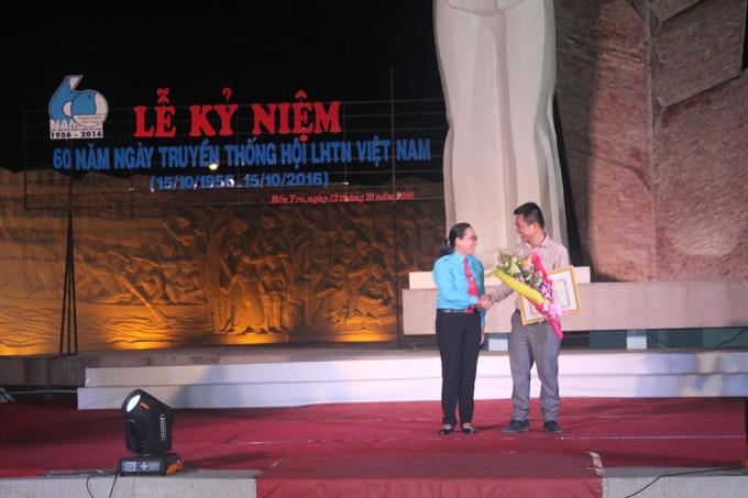 Bà Nguyễn Thị Hồng Nhung – Tỉnh ủy viên, Bí thư Tỉnh đoàn, Chủ tịch Hội LHTN VN tỉnh Bến Tre tặng giấy khen cho đại diện Tập đoàn Tân Hiệp Phát.