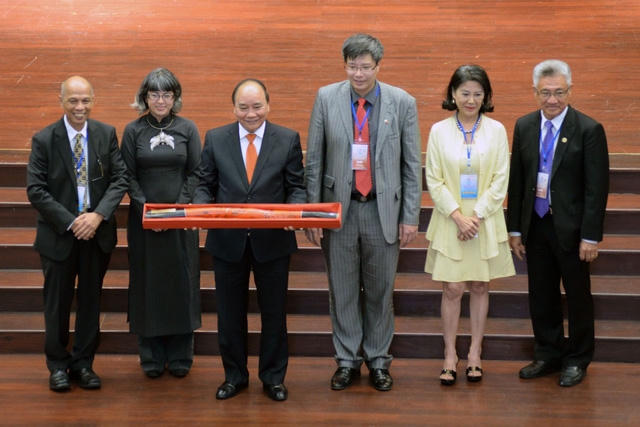 Thủ tướng chụp hình cùng các kiều bào.