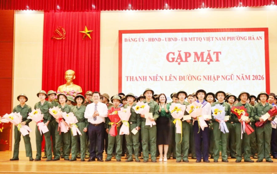 Lãnh đạo phường Hà An gặp mặt, tặng hoa động viên thanh niên trước ngày lên đường nhập ngũ năm 2026.