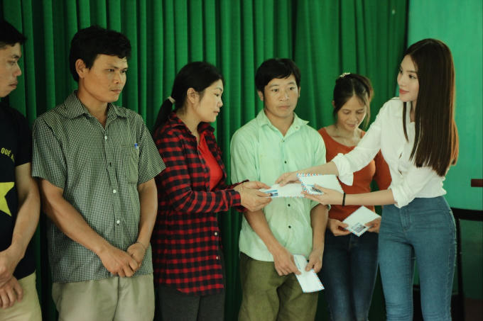 Jolie Nguyễn c&ugrave;ng Phan Anh chung tay hỗ trợ đồng b&agrave;o v&ugrave;ng lũ