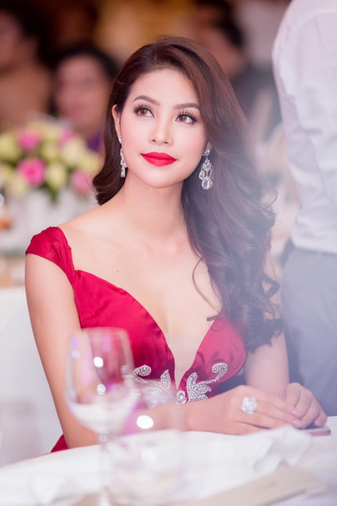 Xuất hiện tại buổi lễ trao giải, Hoa hậu Phạm Hương diện bộ váy đỏ lộng lẫy của nhà thiết kế Anh Thư.