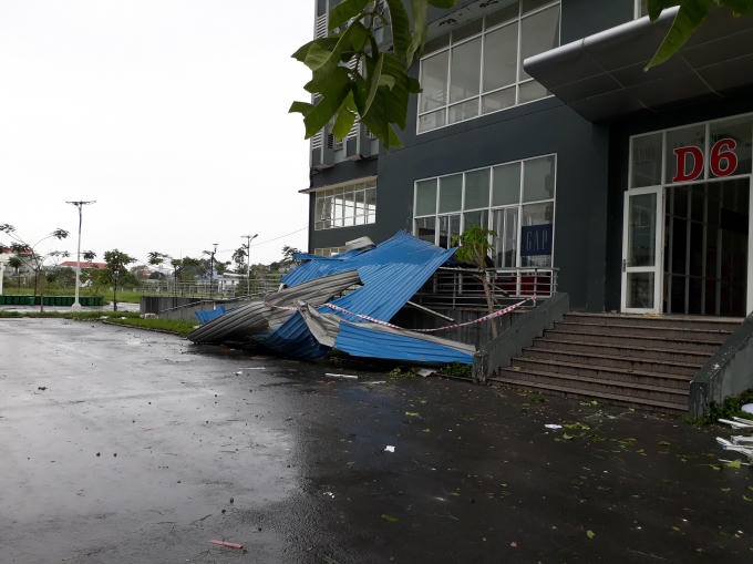 Mái tôn nằm ngổn ngang.