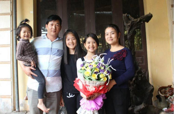 Dương Ngọc Ánh hạnh phúc cùng bố, mẹ, chị và em gái ( ảnh Trần Thanh)