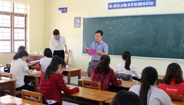 Giám thị coi thi phổ biến quy chế thi, lịch thi. (Ảnh: Trung Thi)