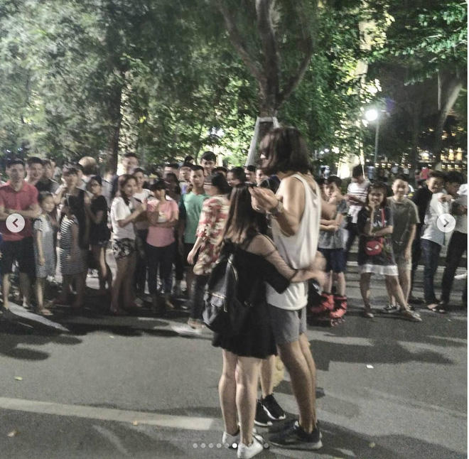 Cặp đôi nhận được nhiều cái ôm từ người Việt Nam