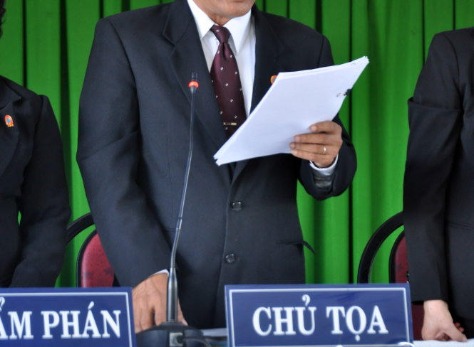 Chủ tọa một phiên tòa đang công bố bản án.