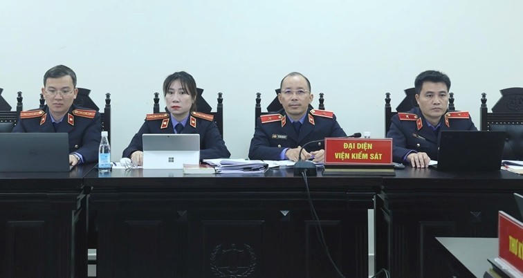 Đại diện Viện kiểm sát thực hành quyền công tố và kiểm sát xét xử tại phiên tòa.