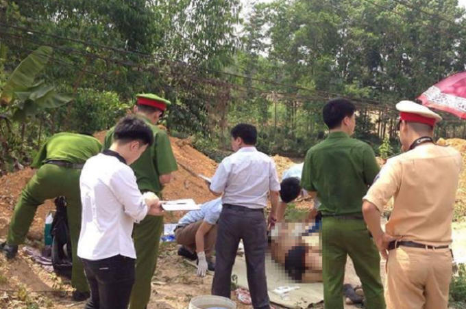 Lực lượng chức năng có mặt tại hiện trường khám nghiệm tử thi, điều tra vụ việc.