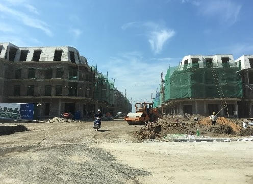 Shophouse Vinhomes Dragon Bay đang được đẩy nhanh tiến độ thi công.