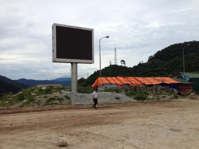 Bảng điện tử hiện đại nằm trơ trọi giữa đại ngàn vẫn chưa được sử dụng.