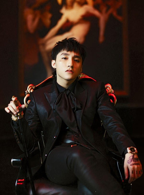 Áo vest Alexander McQueen với mức giá cao ngất ngưởng: 3.775 USD (khoảng 85 triệu đồng) được giọng ca Thái Bình mix theo phong cách all black. Đặc biệt, nam ca sĩ còn kết hợp với đồng hồ viền vàng của Hublot, món phụ kiện này có giá hàng trăm triệu đồng.