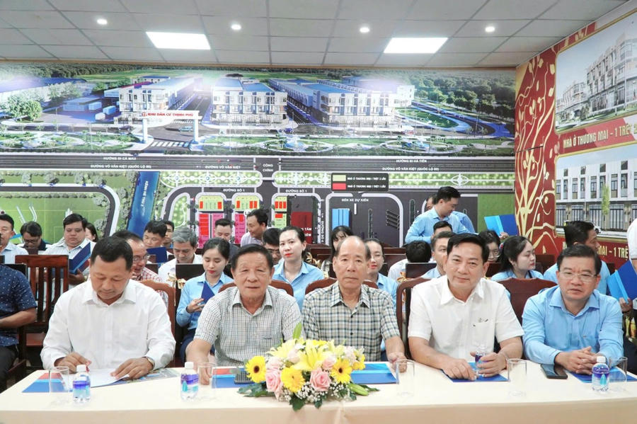 Đại biểu tham dự lễ mở bán