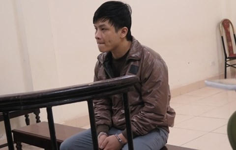 Tú trước vành móng ngựa trong phiên xét xử.