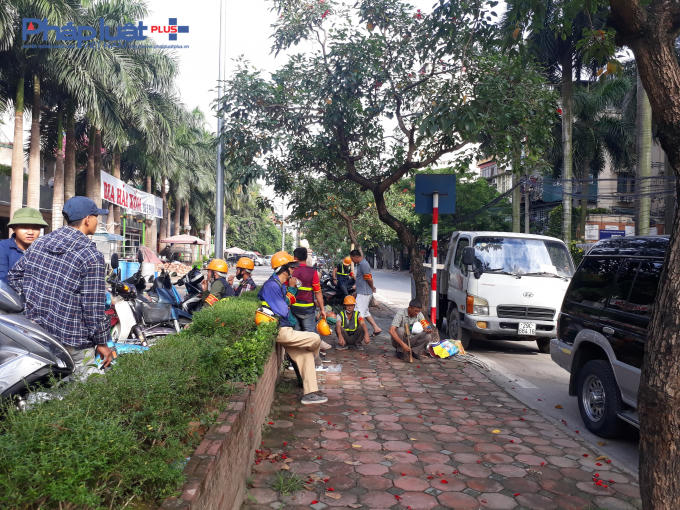 Đến thời điểm 8h sáng nay 28/6, công nhân đang phải ngồi đợi để làm nhiệm vụ được giao.