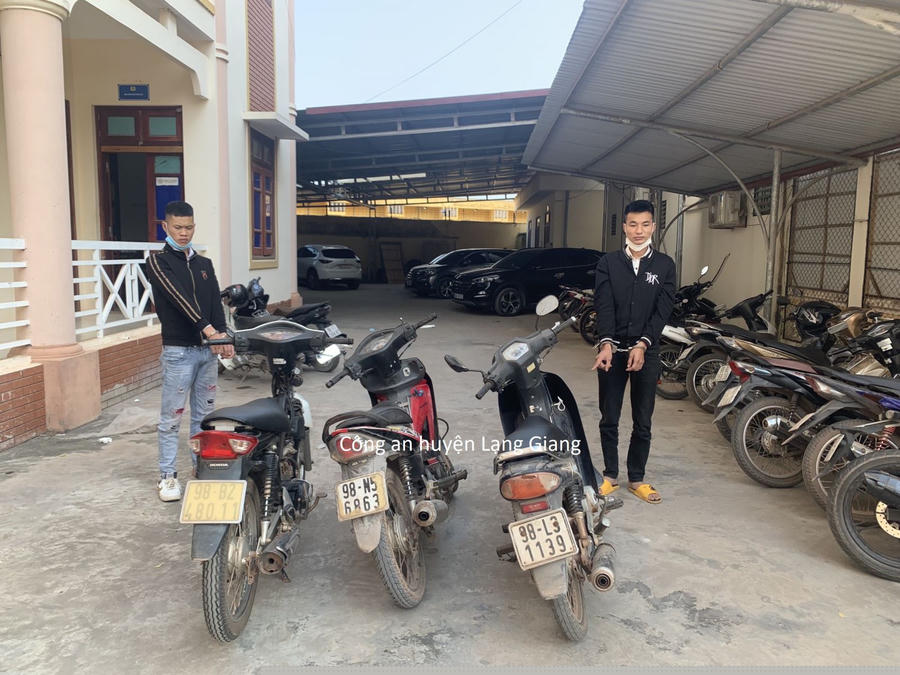Hình ảnh đối tượng Long và Thành cùng tang vật tại cơ quan Công an