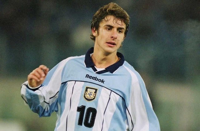 Pablo Aimar có lẽ là cầu thủ lãng tử nhất từng khoác lên mình chiếc áo số 10 như Maradona. Aimar được gọi bằng biệt danh