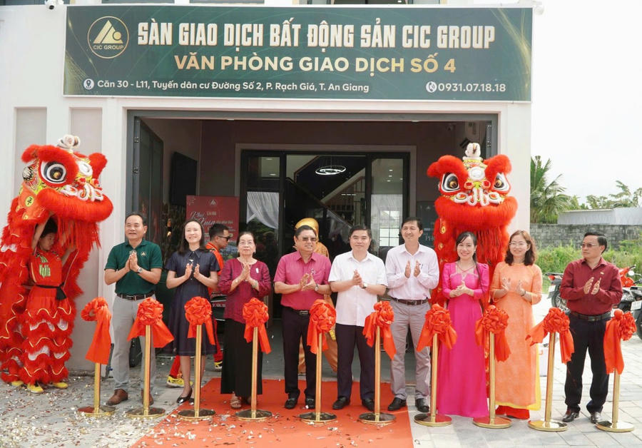 Hình ảnh cắt băng khai trương Văn phòng Giao dịch số 3 và bàn giao Nhà mẫu dự án CIC Boulevard