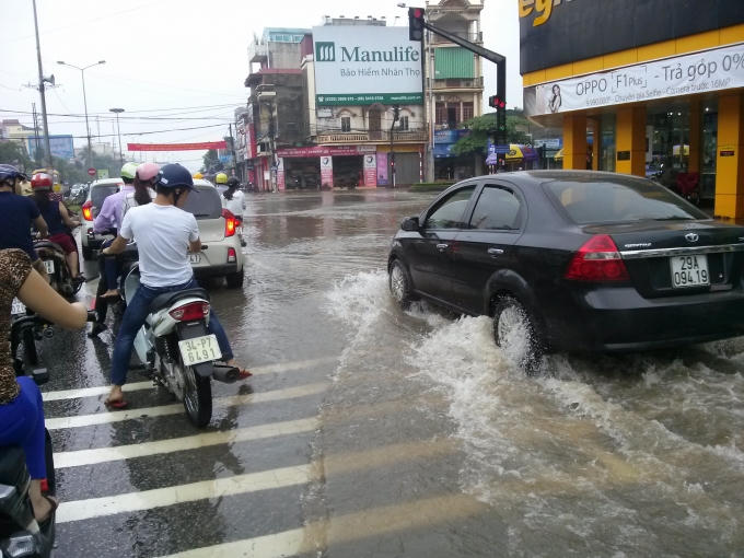 Người dân ùn tắc do ngập nước.