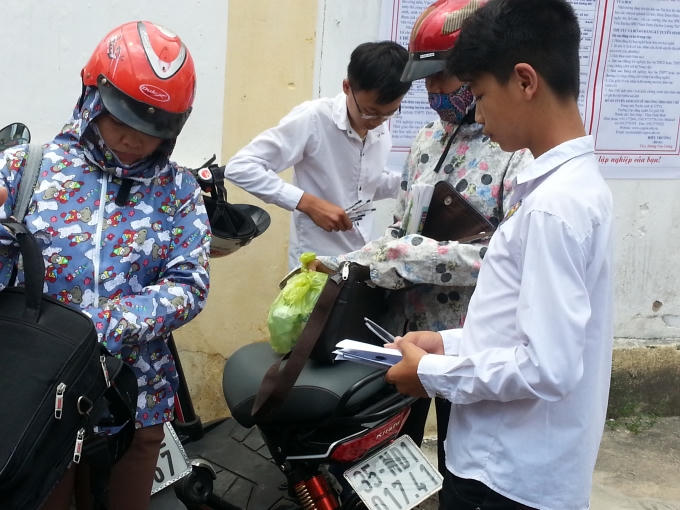 Học sinh vội vã trước giờ làm thủ tục cho môn thi đầu tiên, môn thi Ngữ Văn.