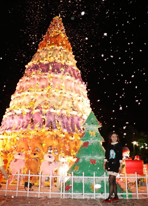 Bước qua cánh cửa tiếp theo là cây thông rực rỡ và đáng yêu  kết bằng hàng ngàn chú gấu bông ngộ nghĩnh. Cây thông có chiều cao lên tới 10m. Đến với Asia Park mùa Noel này "người yêu có thể không có nhưng gấu thì phải có nhiều con".