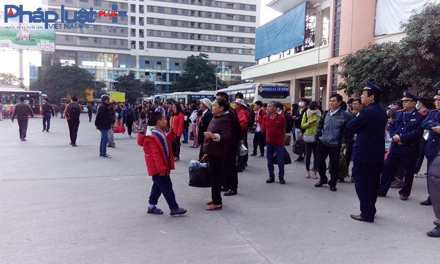 Rất đông hành khách đứng đợi xe bus để kịp bắt xe về quê nghỉ lễ.