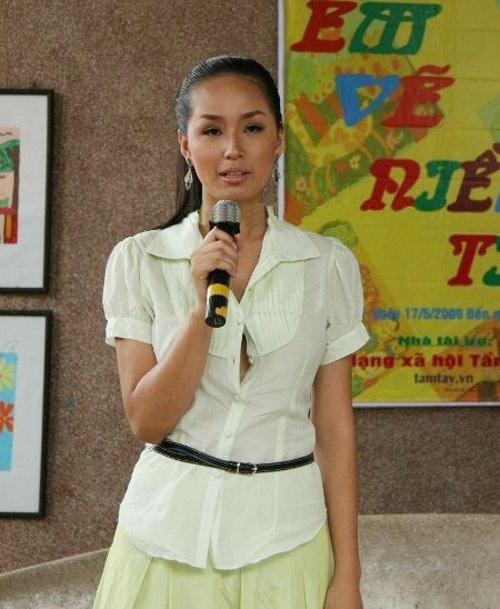 Một sự cố trong bung nút áo của Hoa hậu Việt Nam 2006.