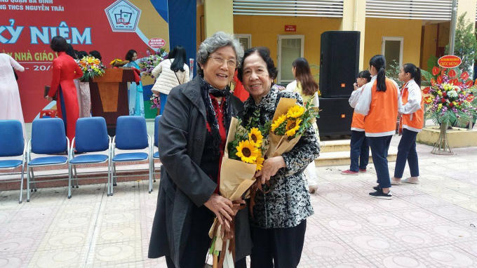 Cô Vũ Thị Mười  bên trái, cô Nguyễn Ngọc Hải bên phải tại trường THCS Nguyễn Trãi.