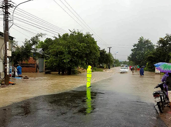 Nước ngập trên đường, gây khó khăn cho việc đi lại.