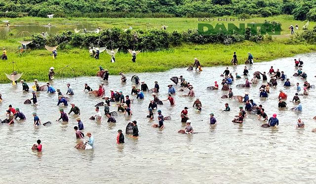 Tấp nập mang nơm, v&oacute;, lưới đổ về lễ hội đ&aacute;nh bắt c&aacute; c&oacute; một kh&ocirc;ng hai ở miền Trung