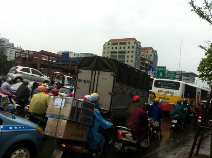 Chùm ảnh: Mưa lớn, phương tiện nhích từng chút một tại cửa ngõ Thủ đô