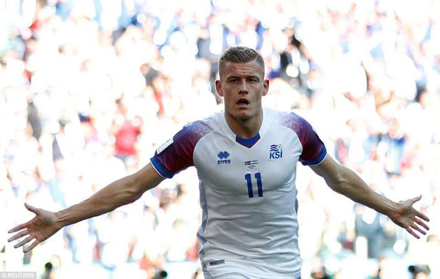 Finnbogason đi vào lịch sử với bàn thắng đầu tiên cho Iceland tại một kỳ World Cup. Ảnh: Reuters