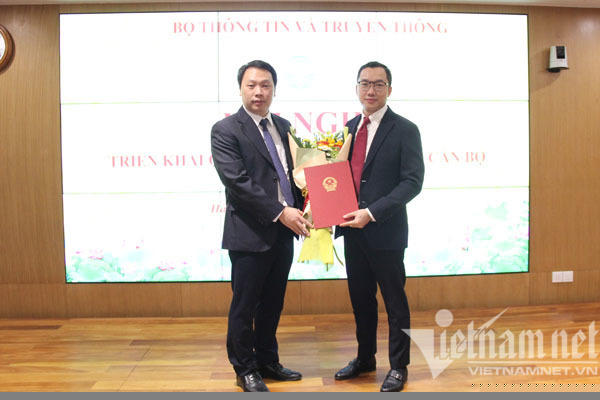 Thứ trưởng Nguyễn Huy Dũng trao quyết định biệt phái cho ông Hoàng Minh Tiến, Phó Cục trưởng Cục ATTT, Bộ TT&TT.