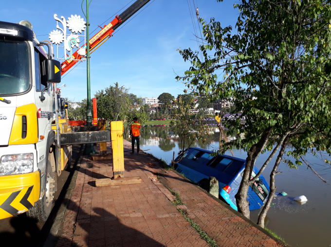 Xe khách đang được cẩu lên khỏi hồ Xuân Hương.