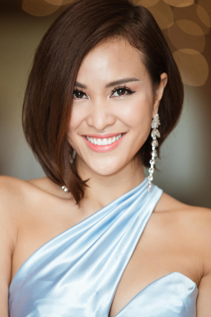 Cô mix trang phục với đôi giày đinh tán hiệu Christian Louboutin có giá khoảng 1.5000 USD cùng trang sức như vòng cánh tay, hoa tai cá tính để hoàn thiện phong cách nóng bỏng.