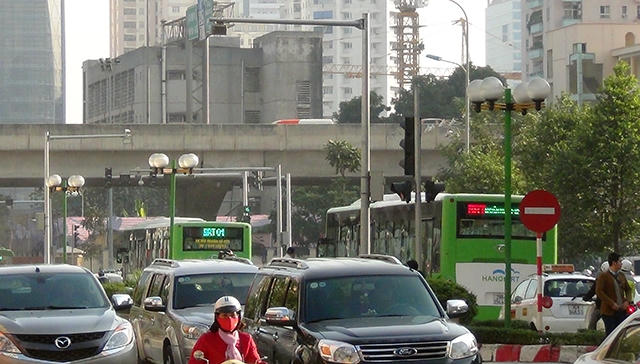 Hai chiếc buýt nhanh nối đuôi nhau trên đường Tố Hữu.