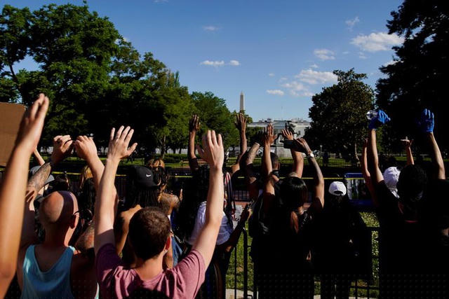 Người biểu tình tụ tập trước Nhà Trắng (Ảnh: Reuters)