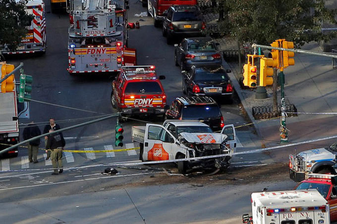 Trước khi dừng lại, chiếc xe ô tô gây án còn đâm vào một xe bus. Ảnh: Reuters.