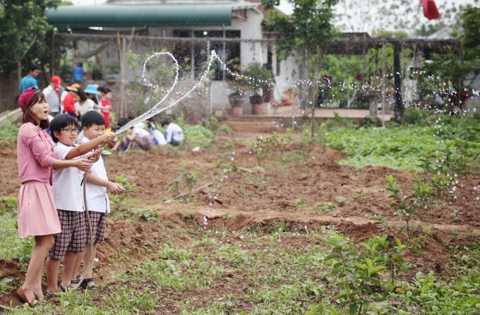 Tưới nước cho c&acirc;y trồng.