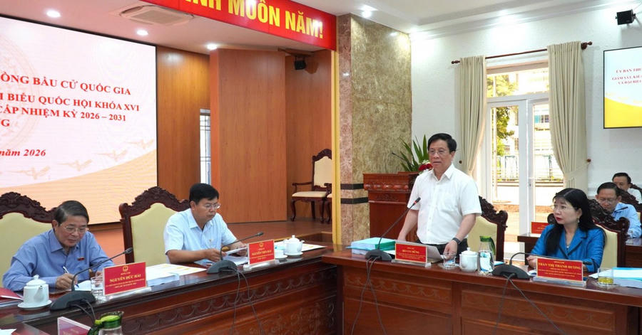 Phó Bí thư Tỉnh ủy, Chủ tịch UBND tỉnh, Chủ tịch Ủy ban Bầu cử tỉnh An Giang Hồ Văn Mừng phát biểu tại buổi làm việc