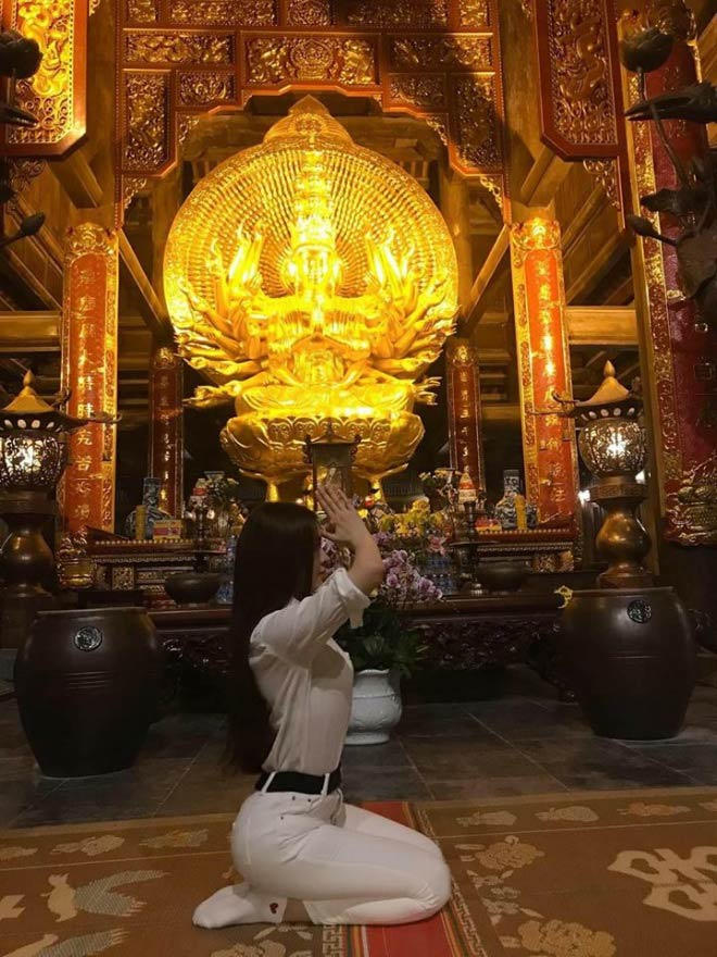 Thư Dung chắp tay cầu khấn nhưng lại lộ rõ ý đồ chụp hình khoe Face.