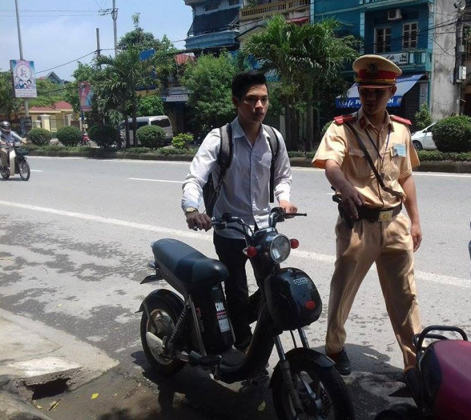 Đội CSGT số 9 Công an TP Hà Nội làm nhiệm vụ tại thị xã Sơn Tây.